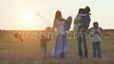 日落时，一个大家庭在<strong>村子</strong>里的田野里散步。